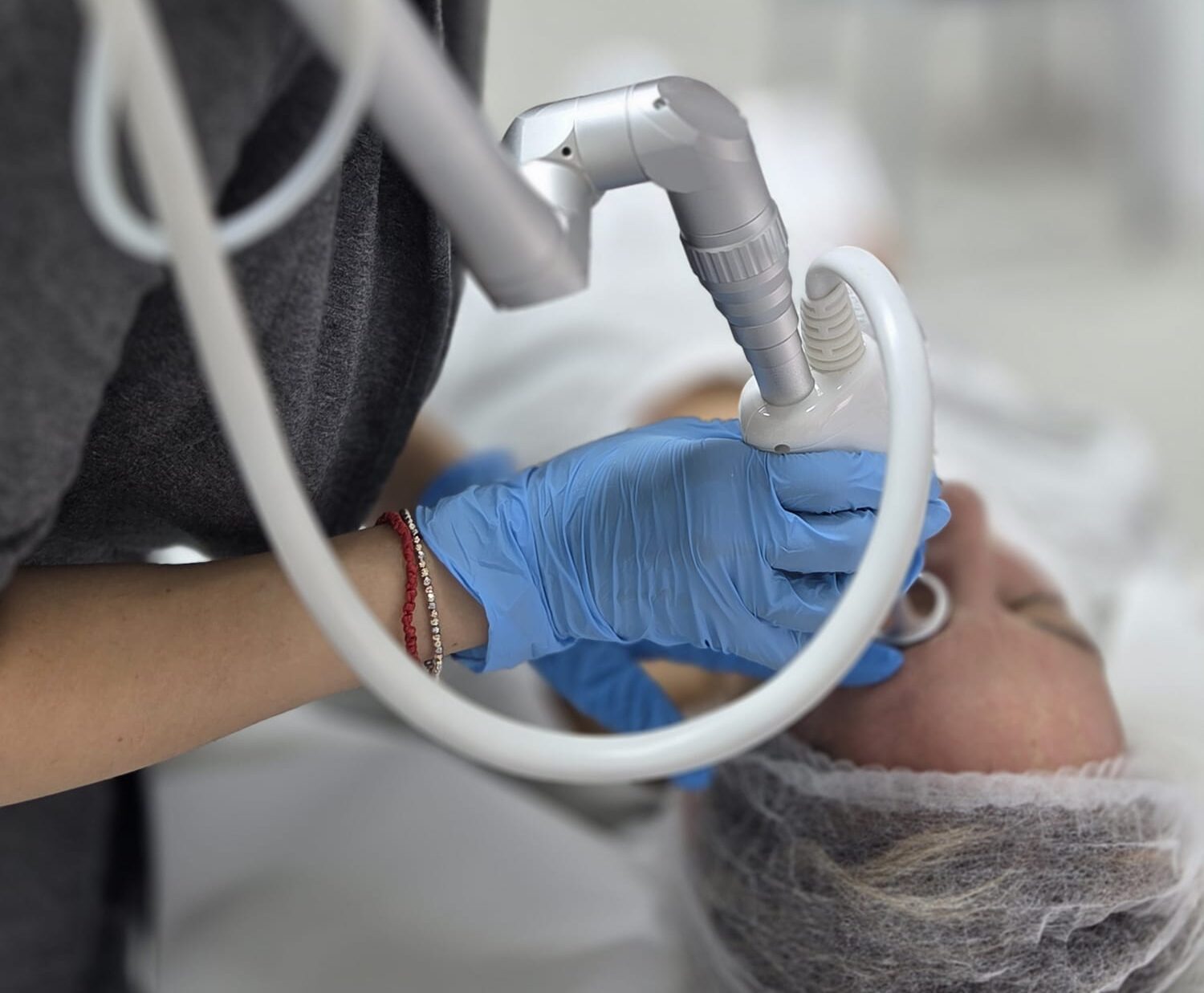 Femeie în timpul unui tratament facial cu laser într-o clinică de estetică