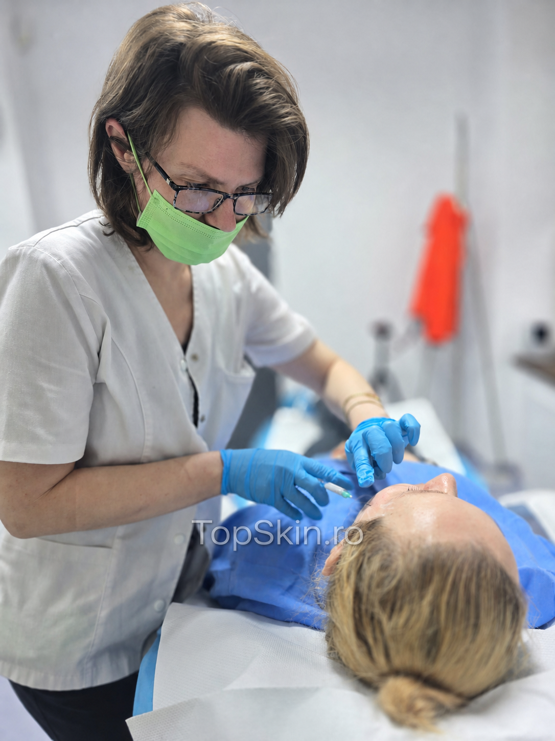Dr. Roxana Chelaru efectueaza tratamentul Sculptra la TopSkin Bucuresti