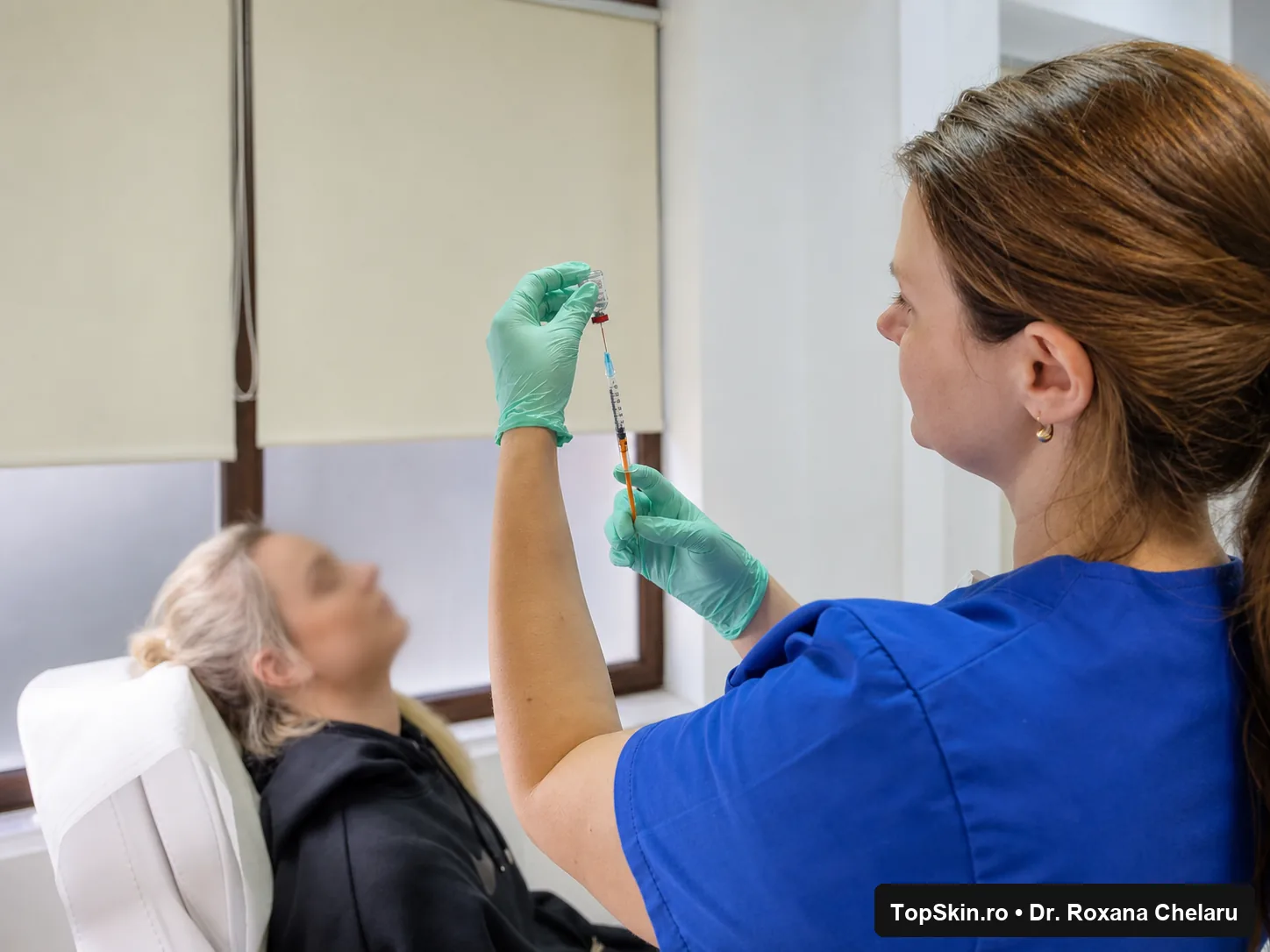 Dr. Roxana Chelaru pregătind toxina botulinică înaintea procedurii la TopSkin București